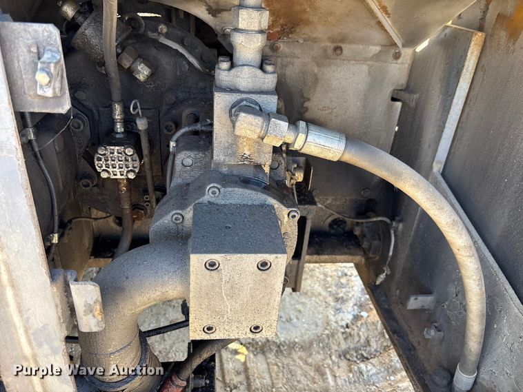 image for item DU0385 2004 John Deere 800C excavator