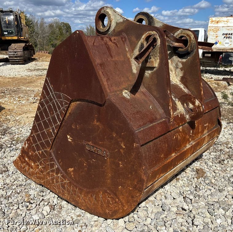 image for item DU0385 2004 John Deere 800C excavator