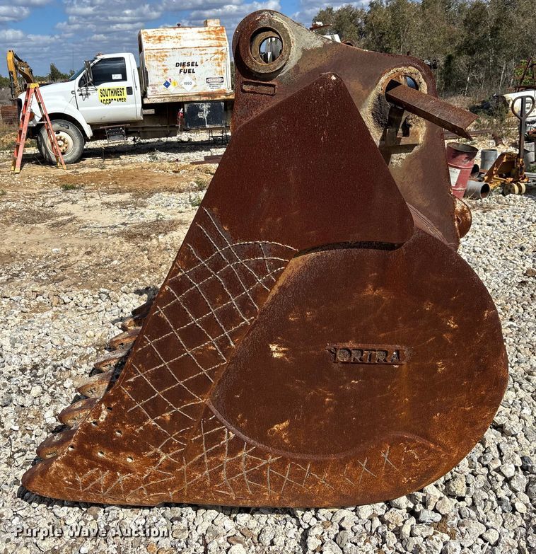 image for item DU0385 2004 John Deere 800C excavator