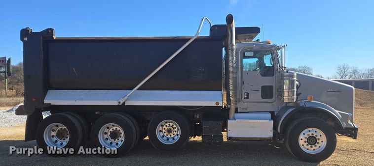 image for item DU2695 2015 Kenworth T800 dump truck