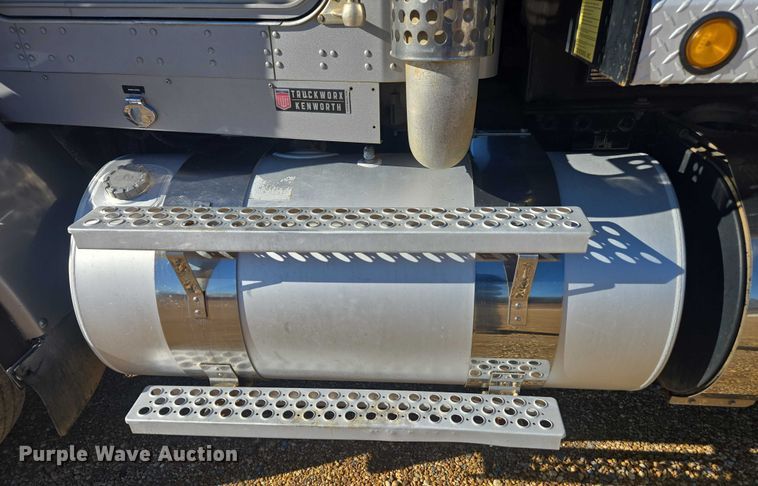 image for item DU2695 2015 Kenworth T800 dump truck