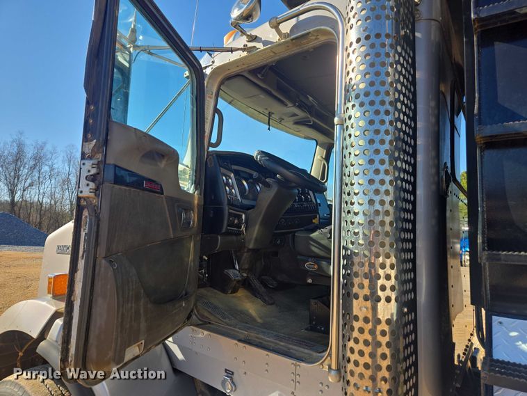image for item DU2695 2015 Kenworth T800 dump truck