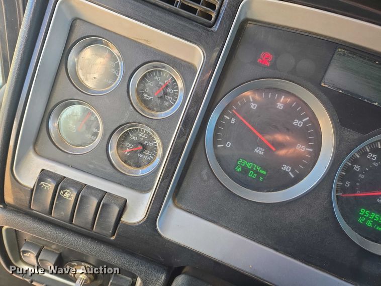 image for item DU2695 2015 Kenworth T800 dump truck