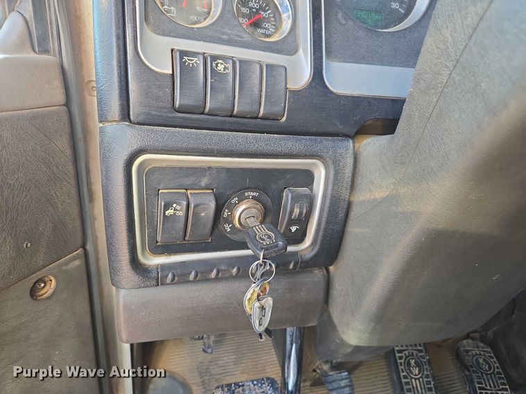 image for item DU2695 2015 Kenworth T800 dump truck