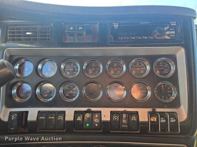 image for item DU2695 2015 Kenworth T800 dump truck