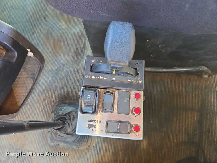 image for item DU2695 2015 Kenworth T800 dump truck