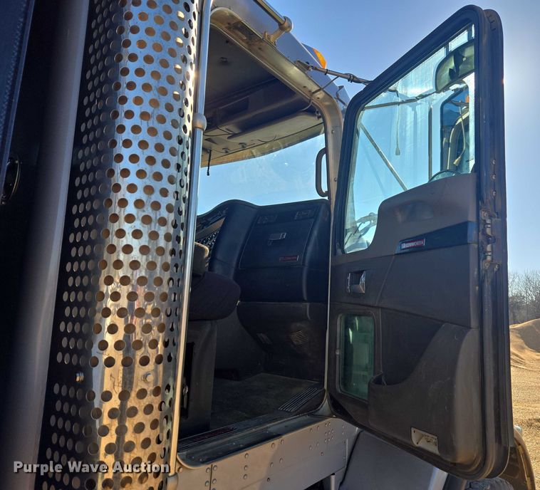 image for item DU2695 2015 Kenworth T800 dump truck