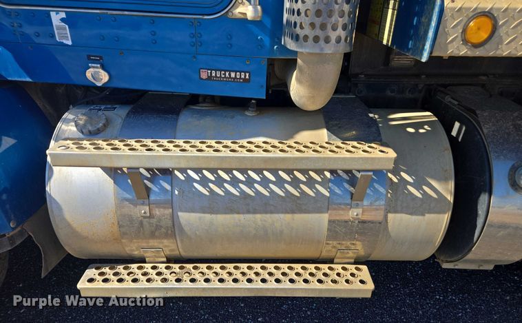 image for item DU2699 2017 Kenworth T800 dump truck