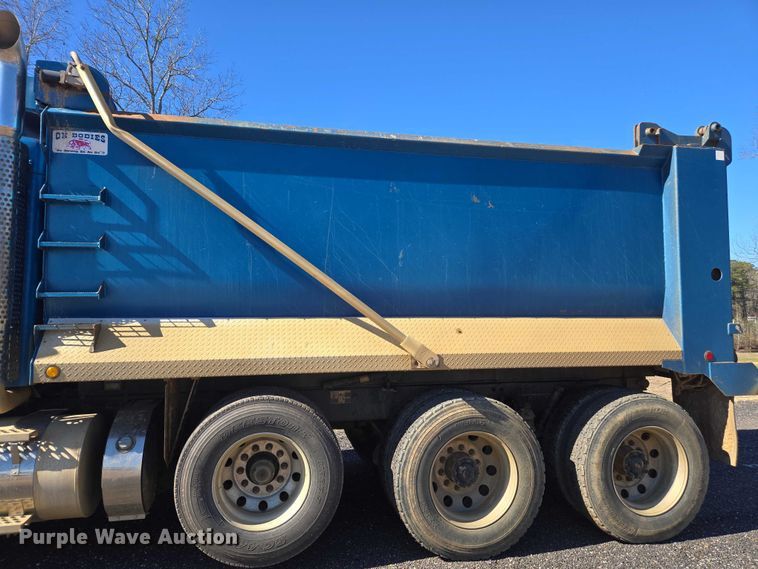 image for item DU2699 2017 Kenworth T800 dump truck