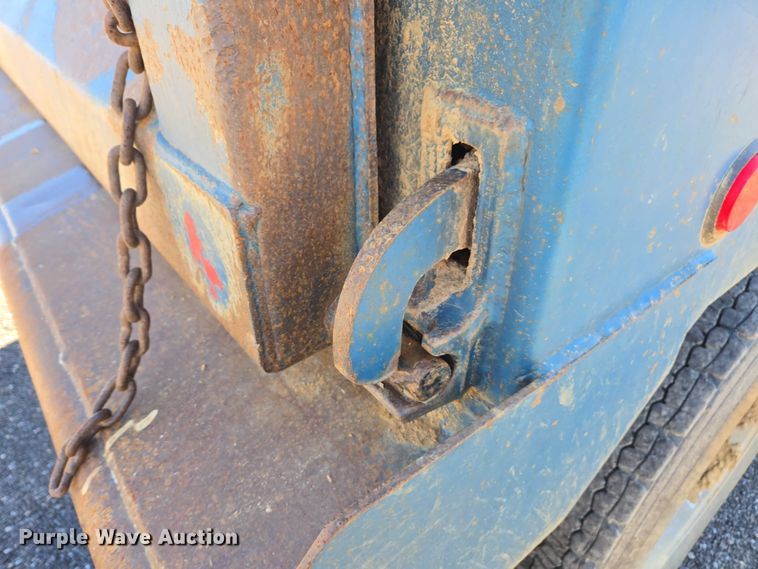 image for item DU2699 2017 Kenworth T800 dump truck