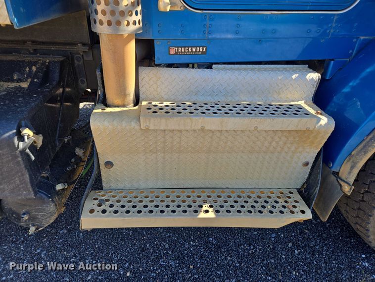 image for item DU2699 2017 Kenworth T800 dump truck