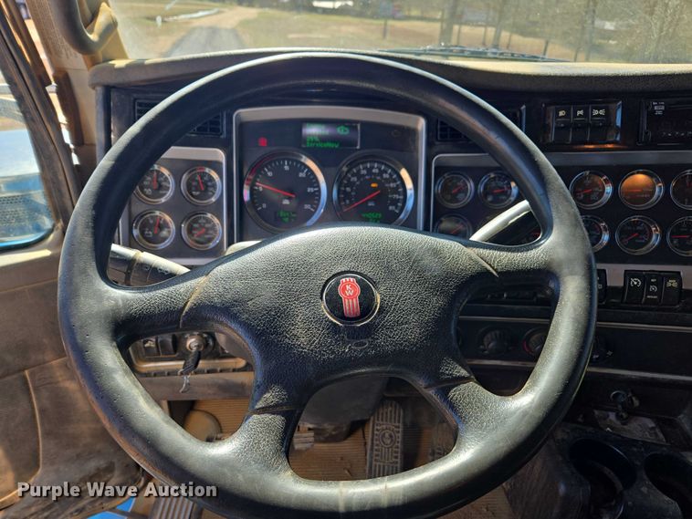 image for item DU2699 2017 Kenworth T800 dump truck