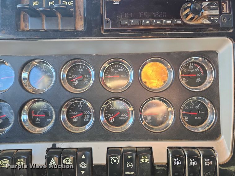 image for item DU2699 2017 Kenworth T800 dump truck