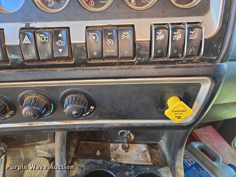 image for item DU2699 2017 Kenworth T800 dump truck