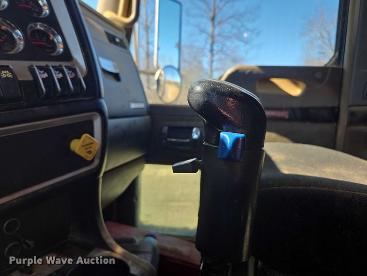 image for item DU2699 2017 Kenworth T800 dump truck