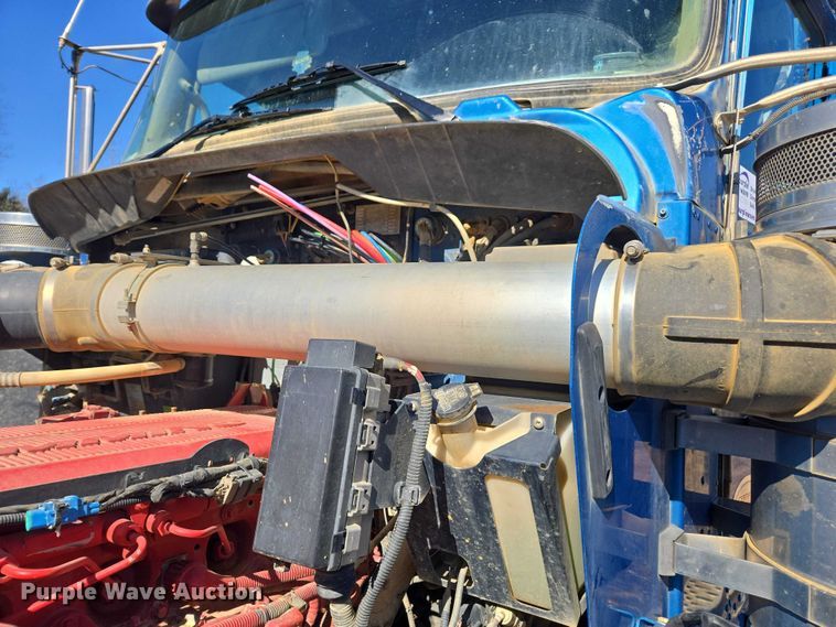 image for item DU2699 2017 Kenworth T800 dump truck