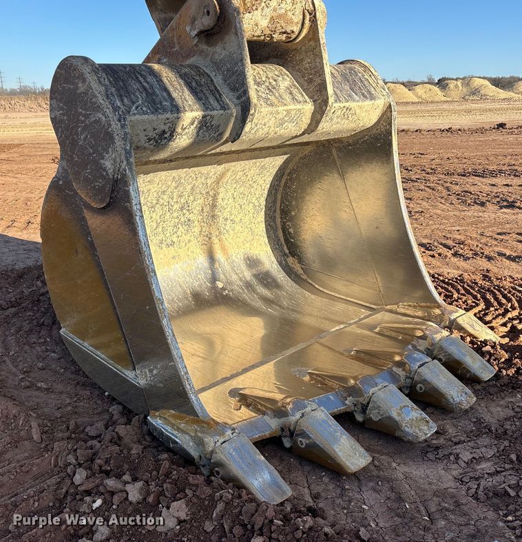 image for item DU6946 2006 Komatsu  PC600LC excavator