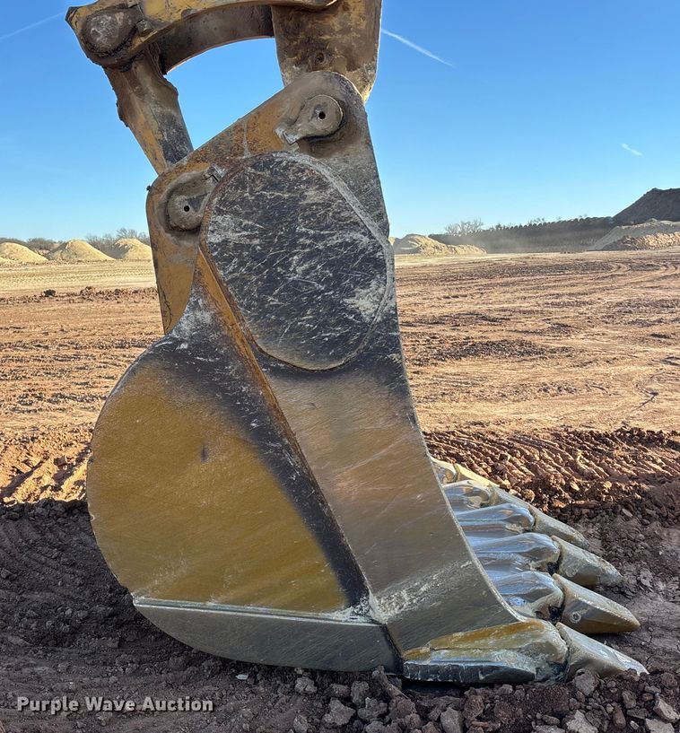 image for item DU6946 2006 Komatsu  PC600LC excavator