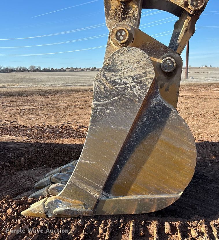 image for item DU6946 2006 Komatsu  PC600LC excavator