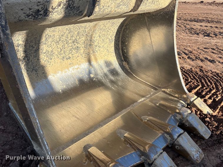 image for item DU6946 2006 Komatsu  PC600LC excavator