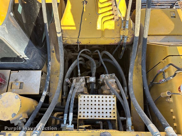 image for item DU6946 2006 Komatsu  PC600LC excavator