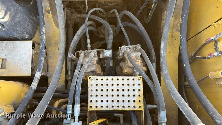 image for item DU6946 2006 Komatsu  PC600LC excavator