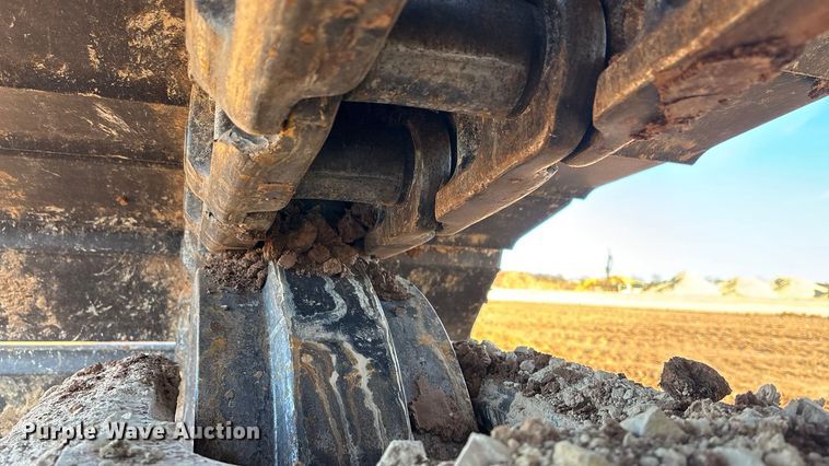 image for item DU6946 2006 Komatsu  PC600LC excavator