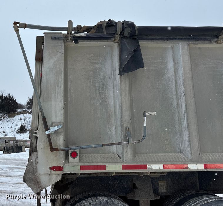 image for item DU6996 2006 East end dump trailer