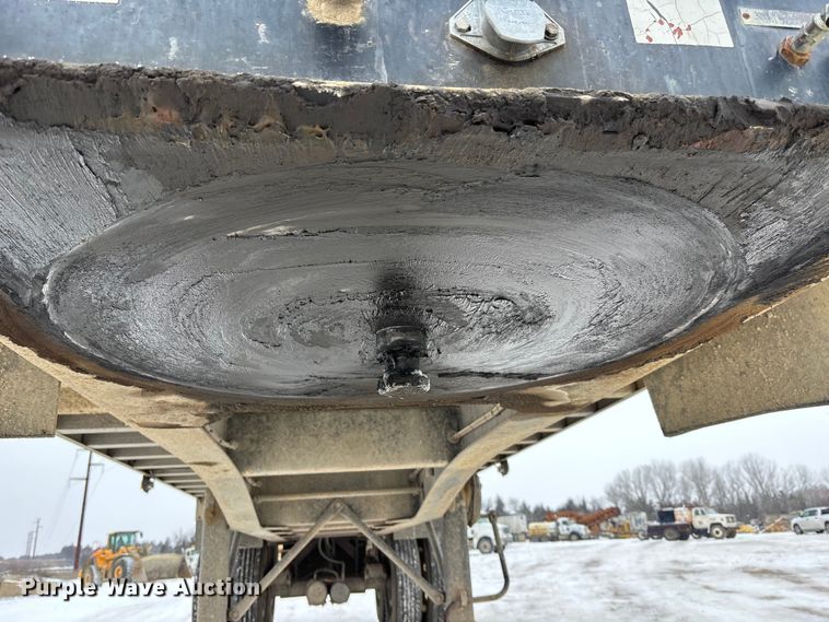 image for item DU6996 2006 East end dump trailer