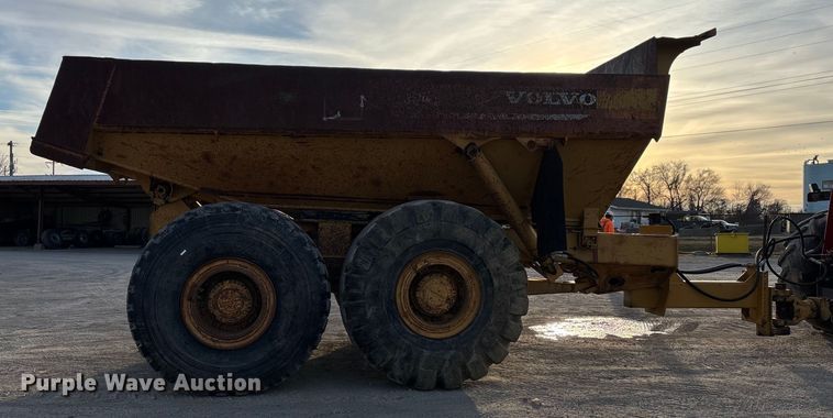 image for item DW7457 Volvo end dump trailer