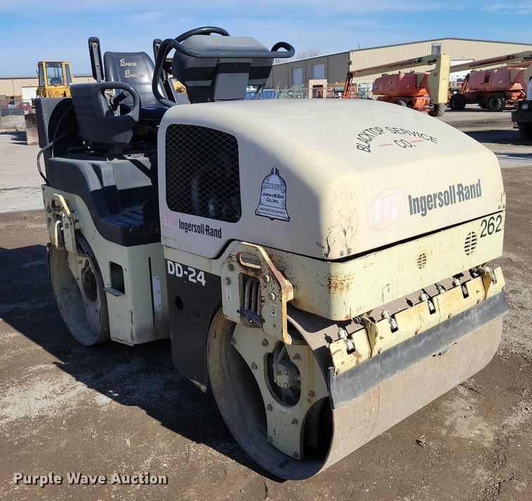 image for item EA2863 2001 Ingersoll Rand DD24 double drum vibratory roller