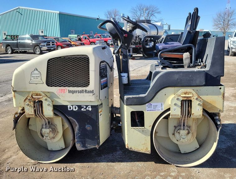 image for item EA2863 2001 Ingersoll Rand DD24 double drum vibratory roller