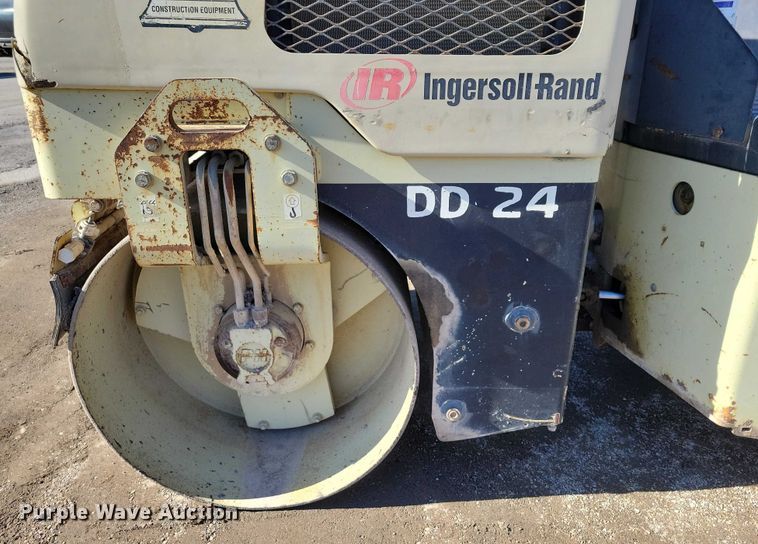 image for item EA2863 2001 Ingersoll Rand DD24 double drum vibratory roller