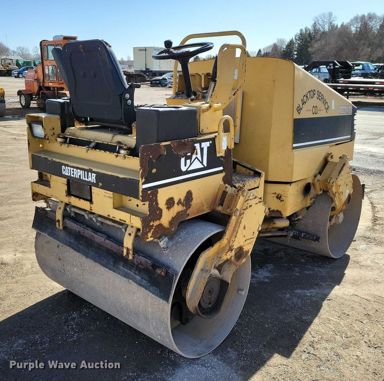 image for item EA2864 Caterpillar CB-224C double drum vibratory roller