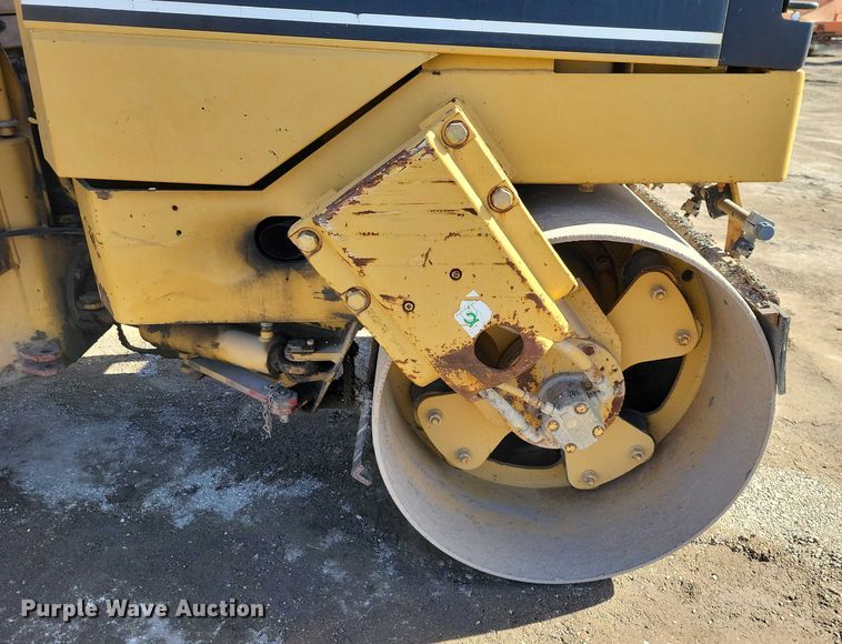 image for item EA2864 Caterpillar CB-224C double drum vibratory roller