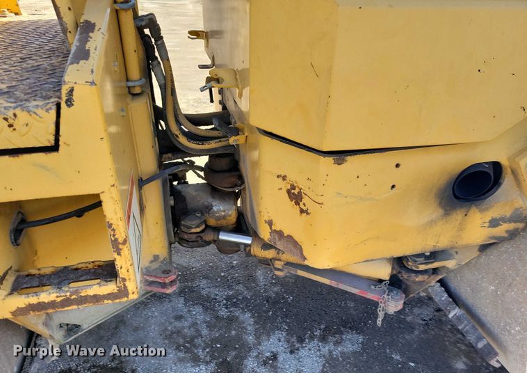 image for item EA2864 Caterpillar CB-224C double drum vibratory roller