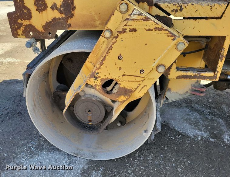 image for item EA2864 Caterpillar CB-224C double drum vibratory roller