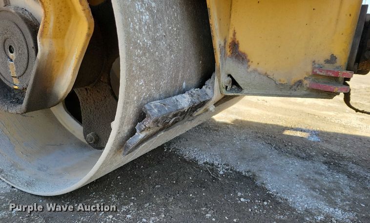 image for item EA2864 Caterpillar CB-224C double drum vibratory roller