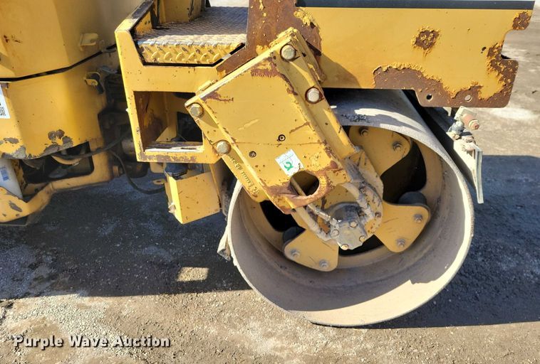 image for item EA2864 Caterpillar CB-224C double drum vibratory roller