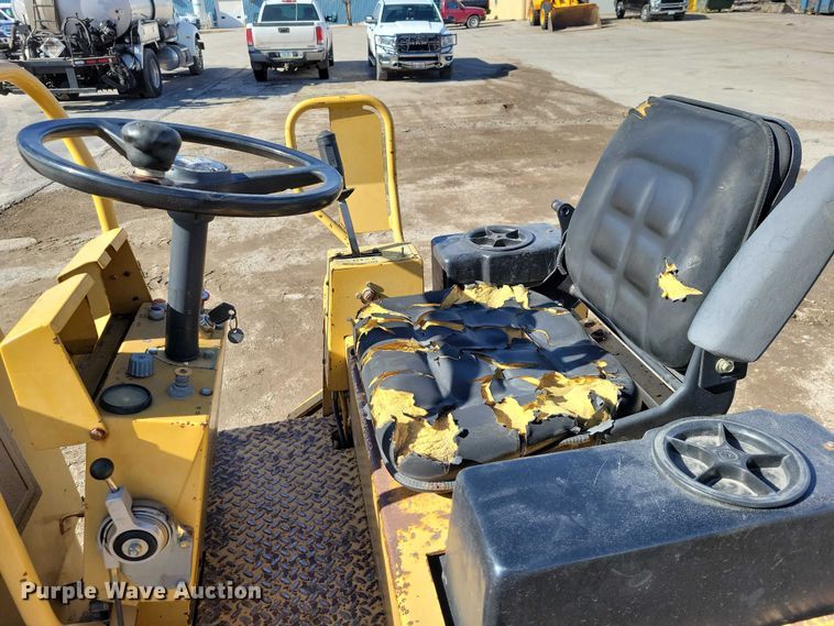 image for item EA2864 Caterpillar CB-224C double drum vibratory roller