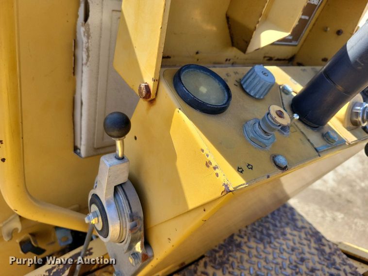 image for item EA2864 Caterpillar CB-224C double drum vibratory roller