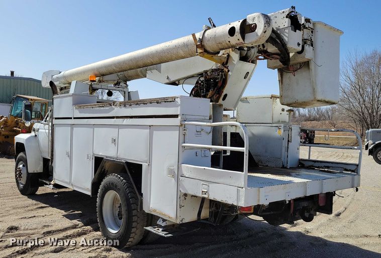 image for item EA2869 1991 Ford F800 bucket truck