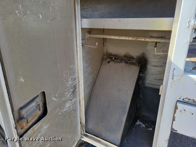 image for item EA2869 1991 Ford F800 bucket truck