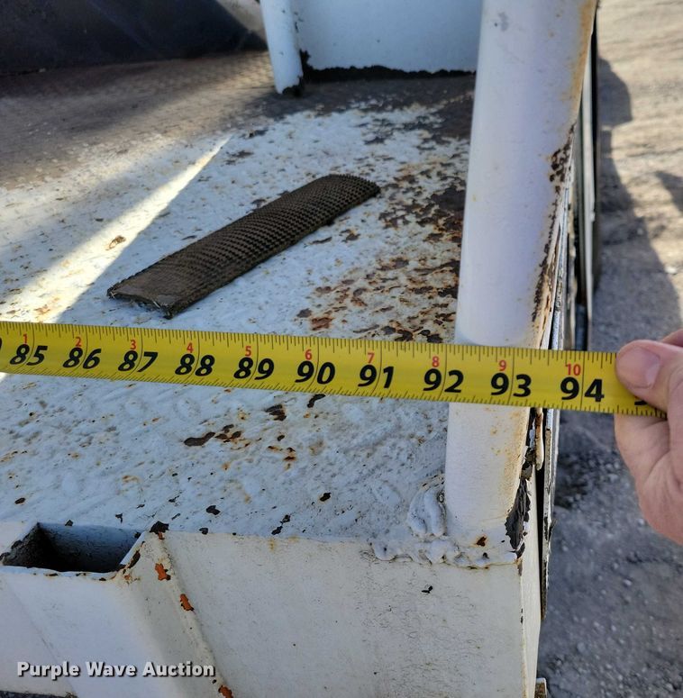 image for item EA2869 1991 Ford F800 bucket truck