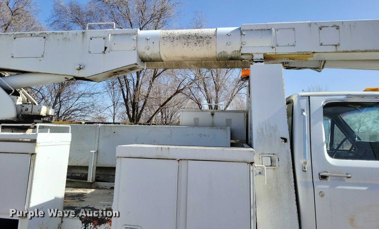 image for item EA2869 1991 Ford F800 bucket truck