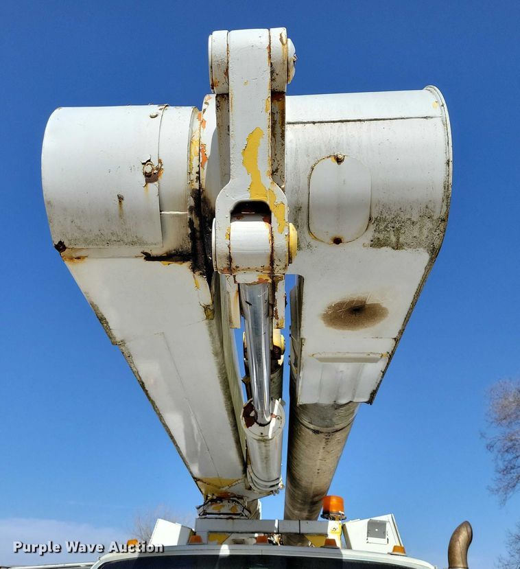 image for item EA2869 1991 Ford F800 bucket truck