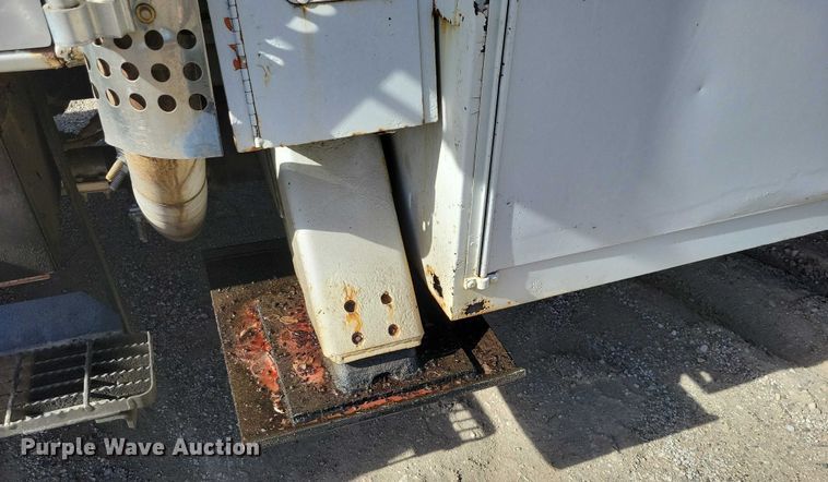 image for item EA2869 1991 Ford F800 bucket truck