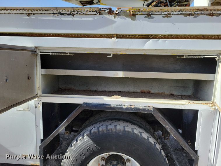 image for item EA2869 1991 Ford F800 bucket truck