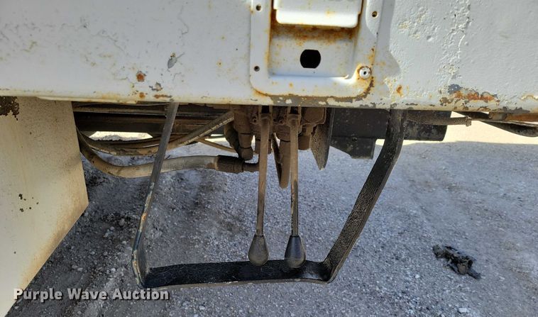 image for item EA2869 1991 Ford F800 bucket truck