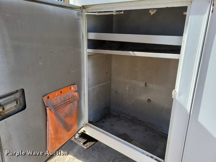 image for item EA2869 1991 Ford F800 bucket truck